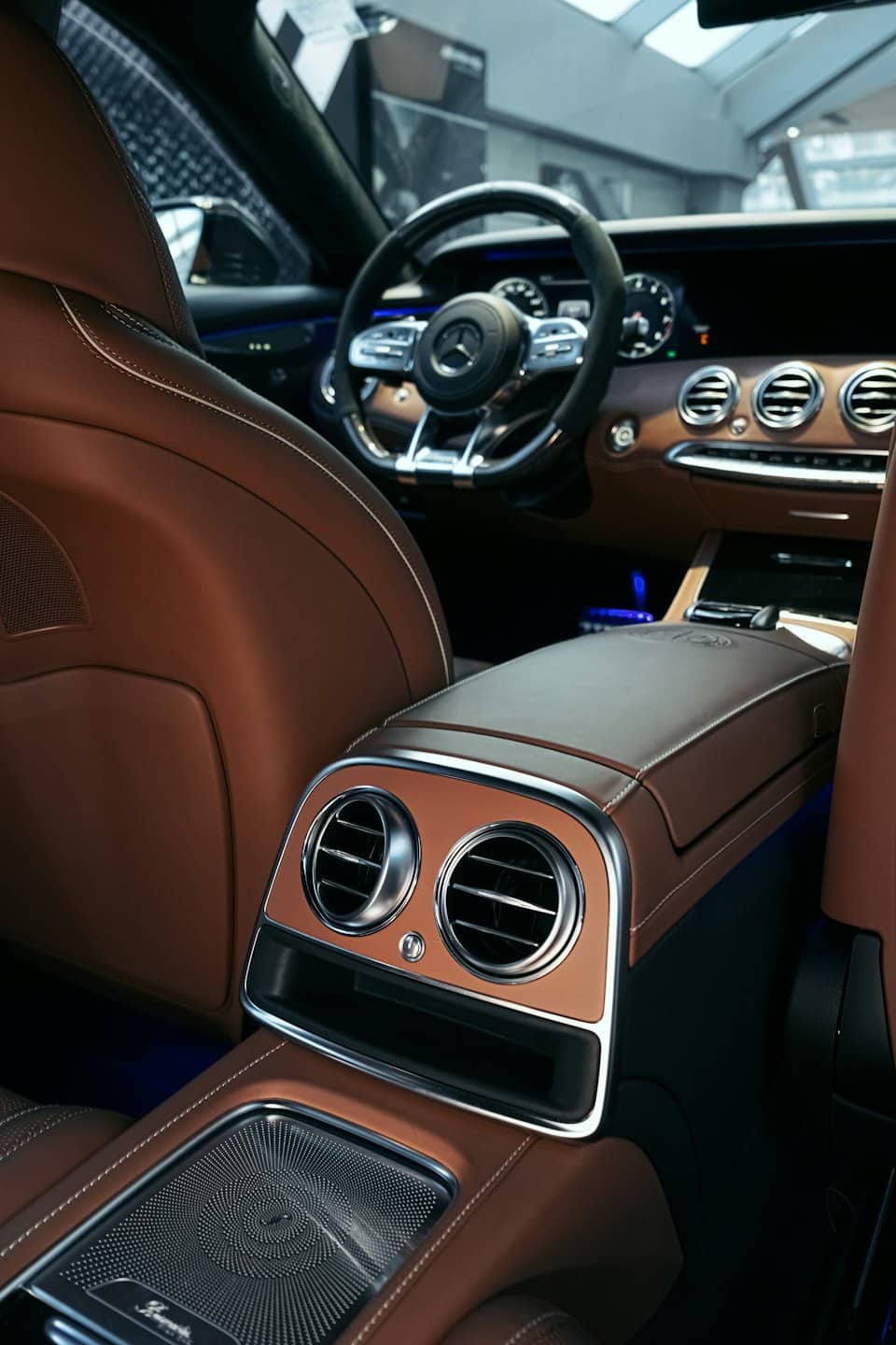 Interno in pelle marrone del cruscotto di un'auto di lusso.